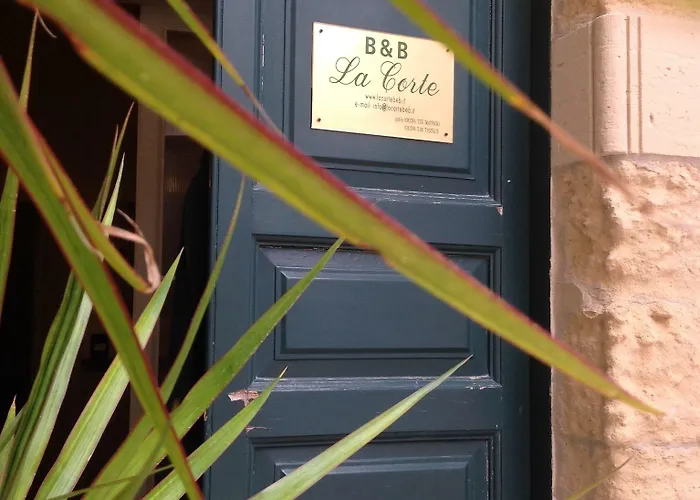 לינה וארוחת בוקר La Corte 3*